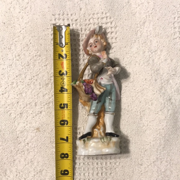 Lady & a basket of fruit figurine - Picture 10 of 11